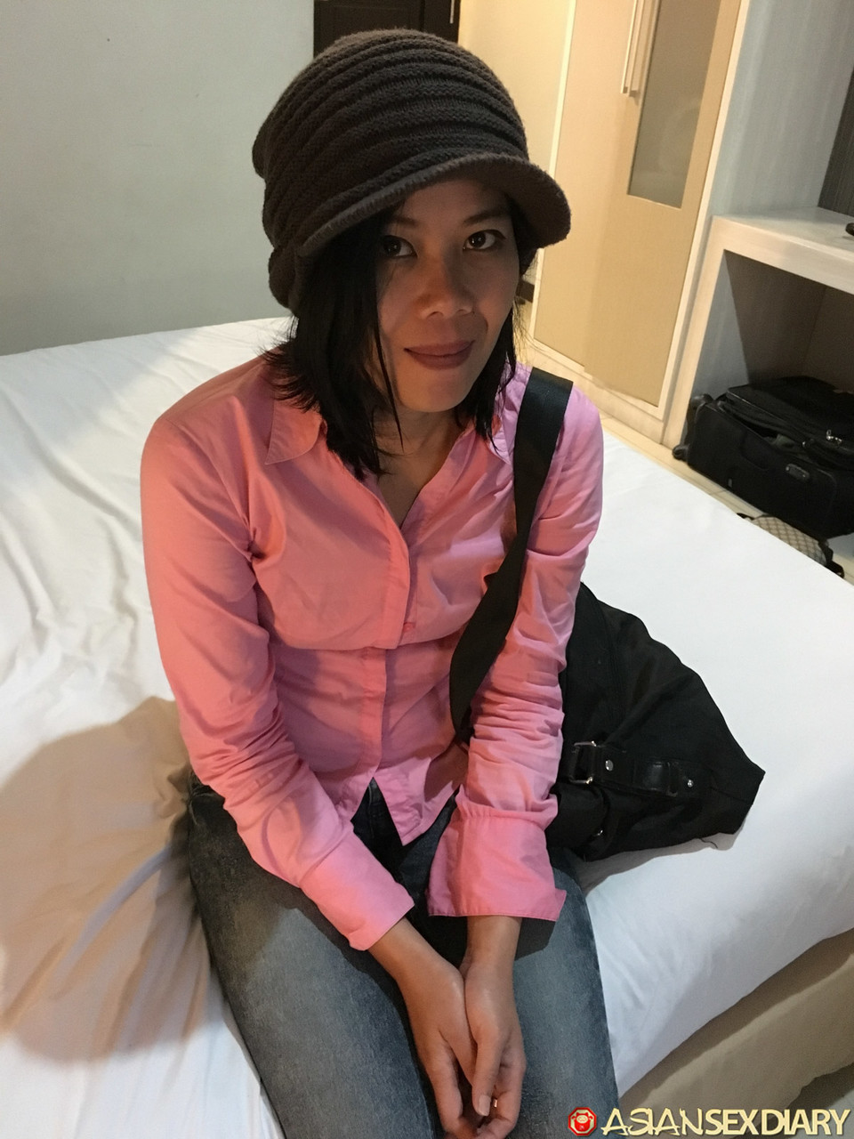 アジアの母親ノニがマンコを露出させてチンポでいっぱいになる