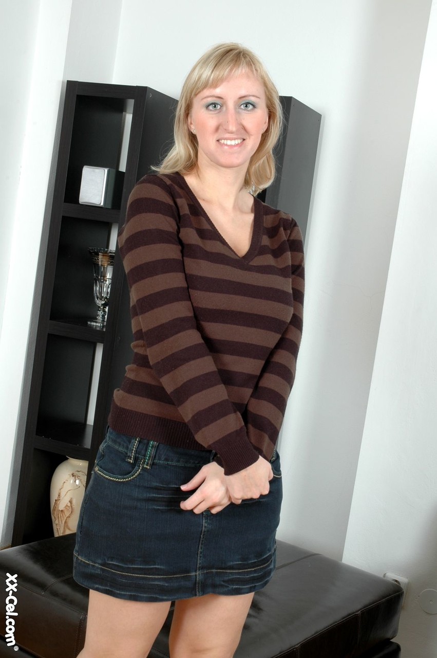 レイチェル・ドナティ：素人金髪が全裸になり巨乳とピンクの割れ目を見せる