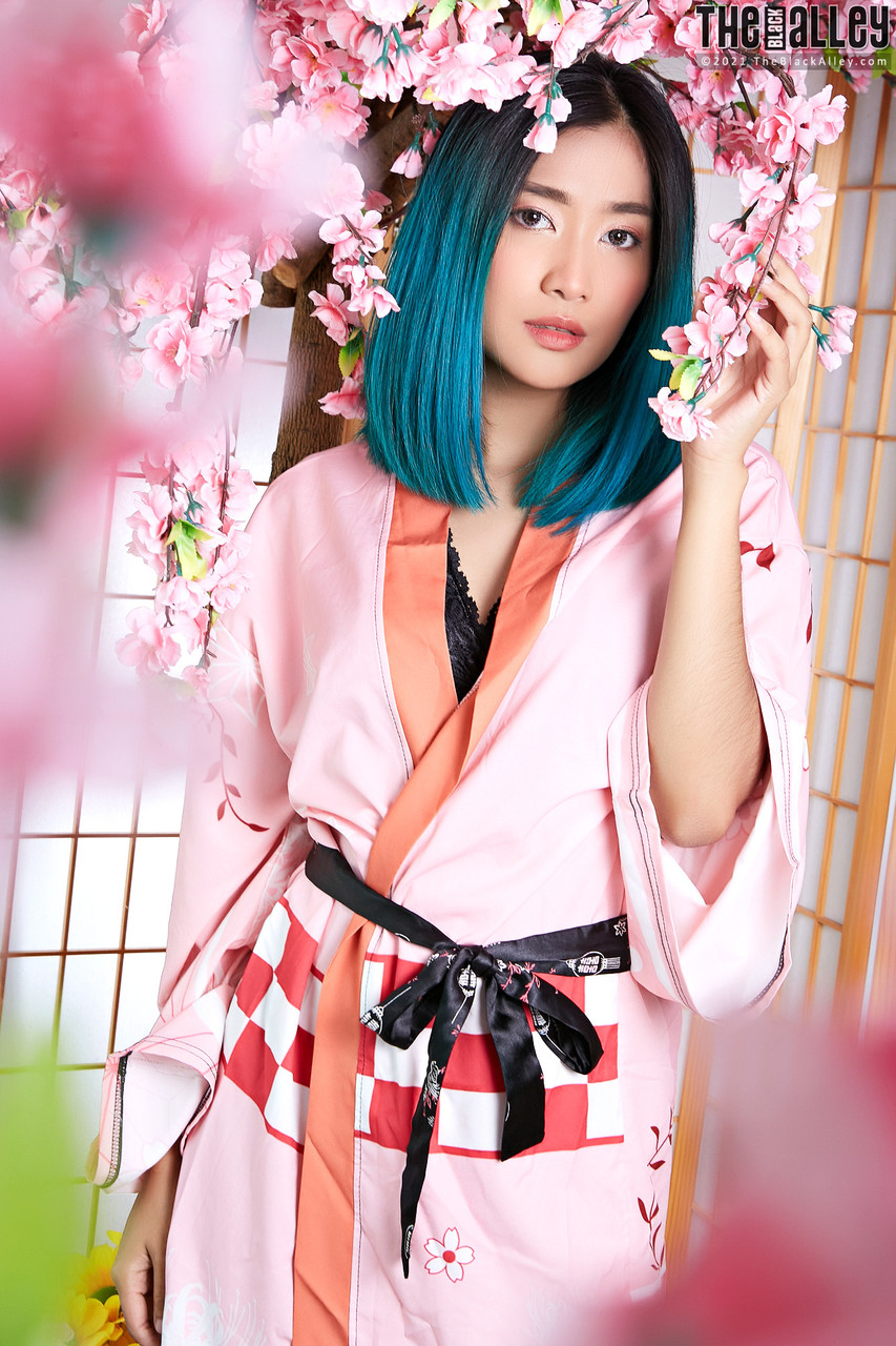 Garota Asiática Apple Exibe Casualmente Seus Peitos Pequenos E Vagina