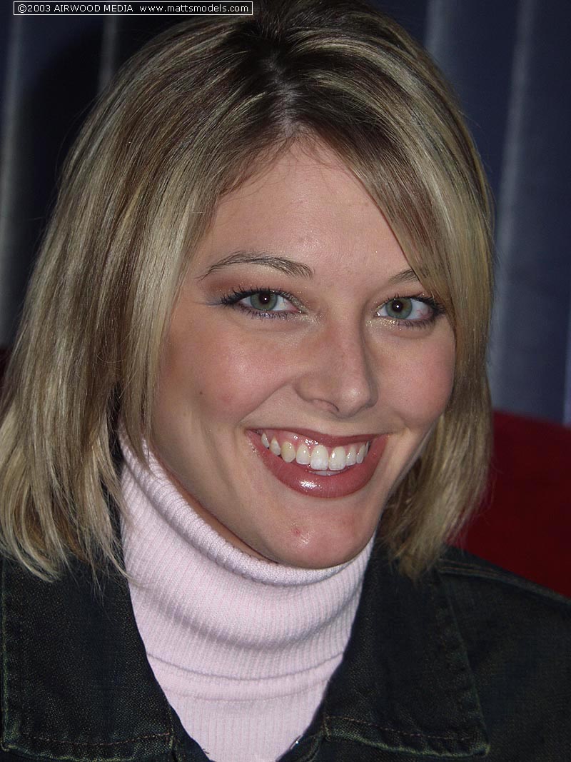 कायरा ब्लोंड शौकिया टर्टलनेक स्वेटर से तने हुए स्तनों को आज़ाद करती है