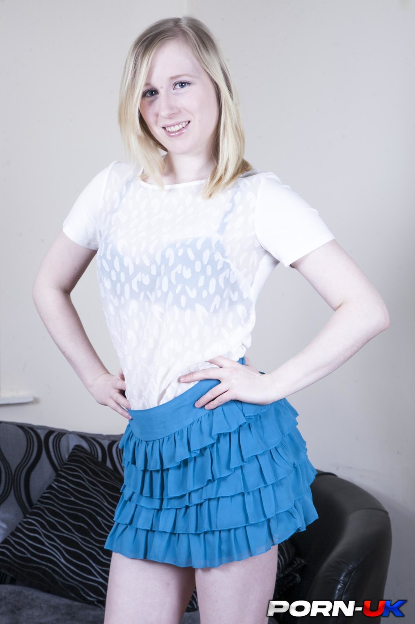 多毛的阴道被巨大的阴茎钉住 胸部丰满的青少年萨蒂娜·斯帕克