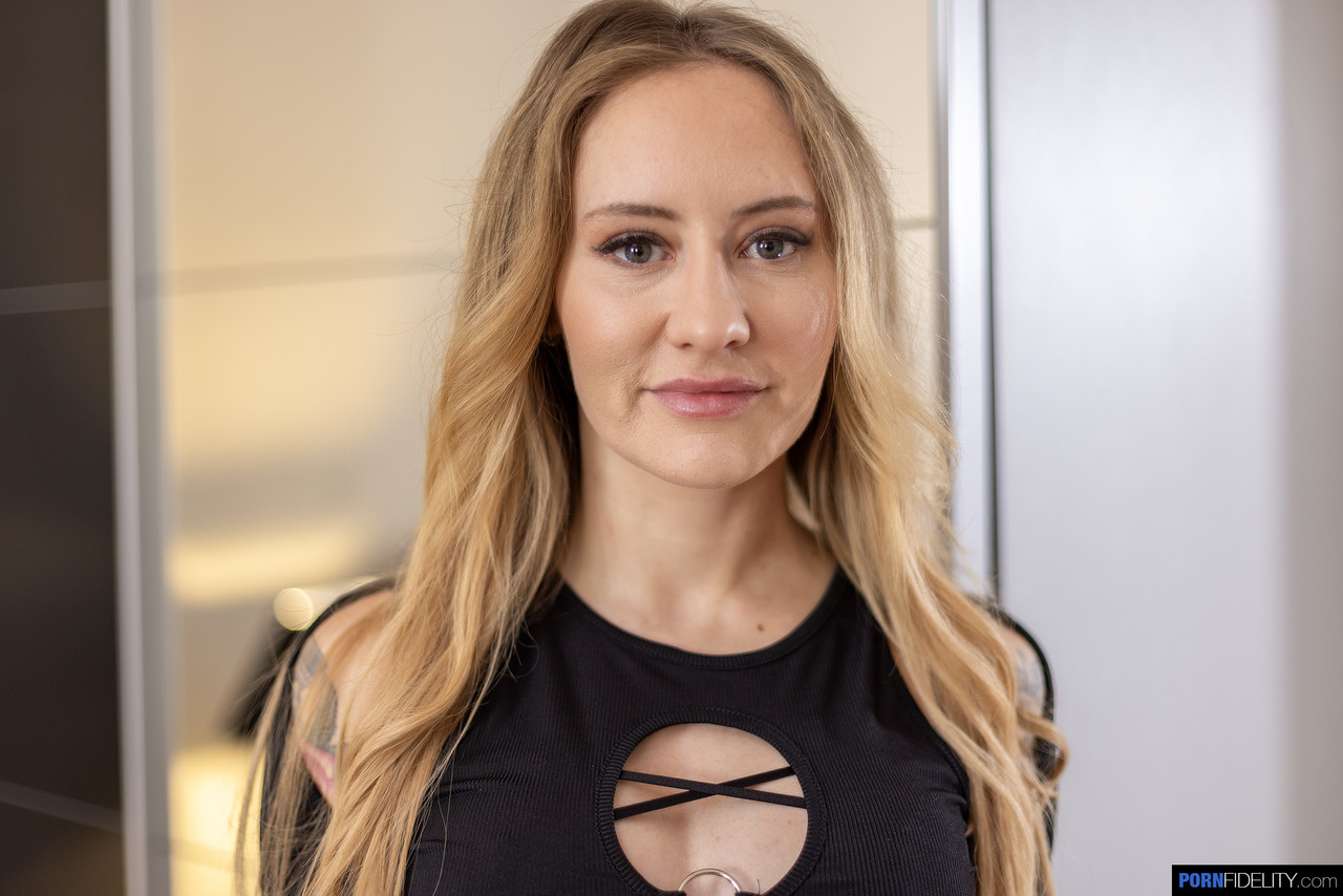 ब्लोंड आईवी मैडॉक्स लINGERIE में अद्भुत स्तन दिखाती है