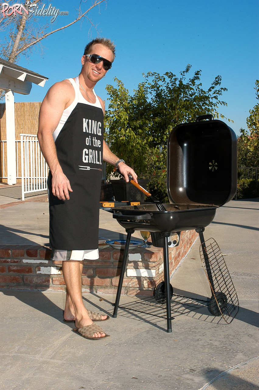 Dylan Ryder 和 Kelly Madison 在 热 烈 的 烧 烤 会 上 用 大 乳 房舔 食 调 味 品