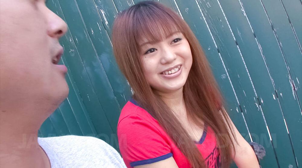 شابة يابانية نوريكو كاغو تمنح بلو جوب ملابس