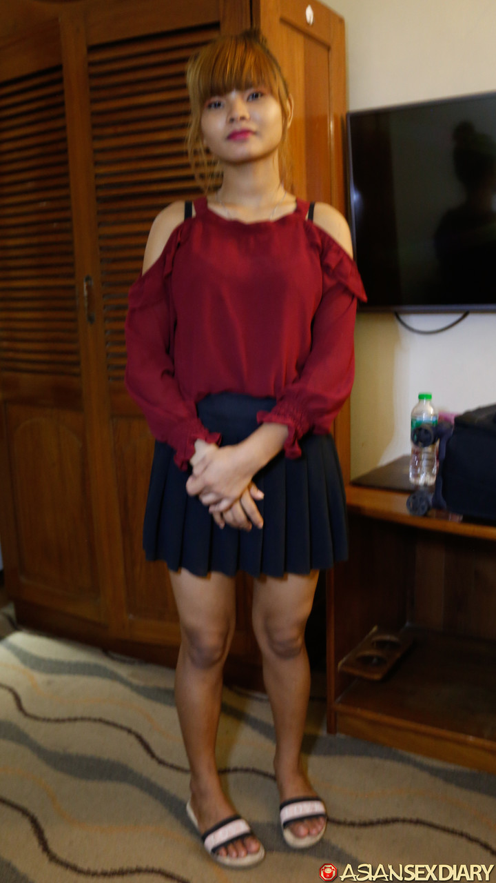 POV الآسيوية ميلف ميلدريد بي تتعري وتقدم مصاً فوضوياً وتتناك