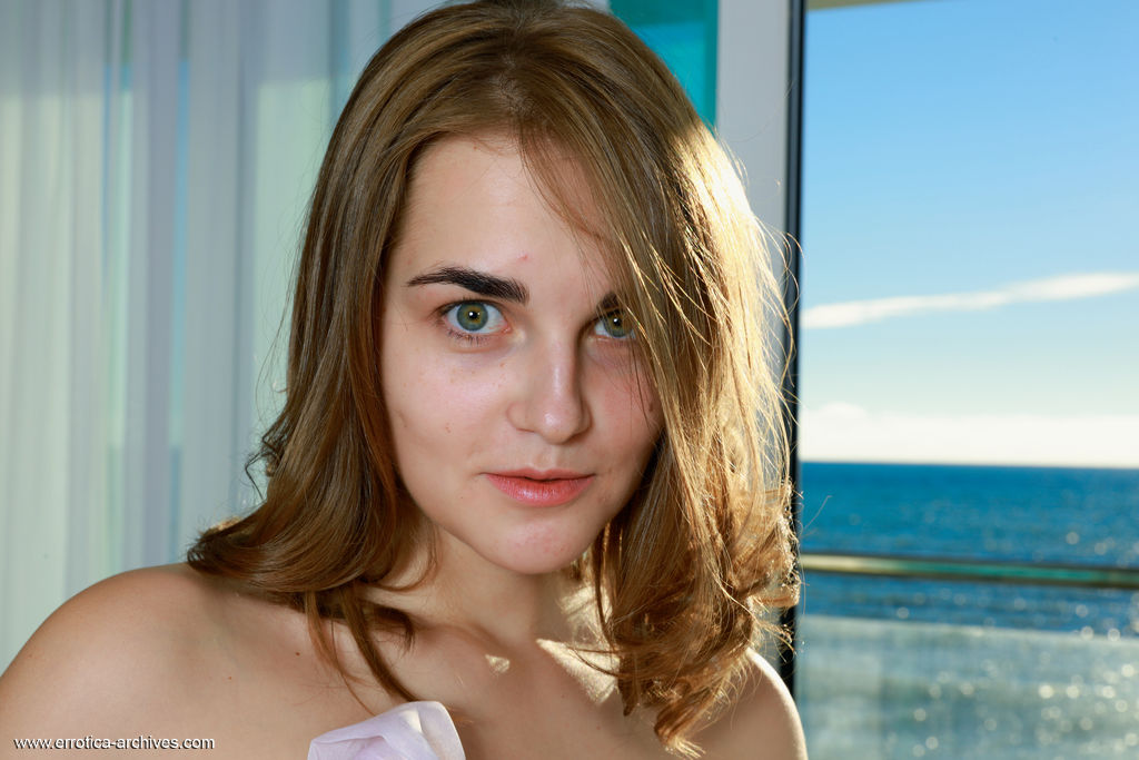 青少年独舞女孩奥尔加·Zz在完全裸体摆姿势时抓住她圆润的臀部