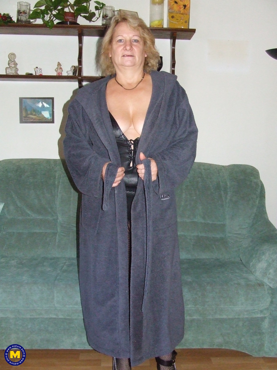 金髪の熟女でぽっちゃりしたロシが彼女のジューシーなマンコを露出してソファでポーズをとる