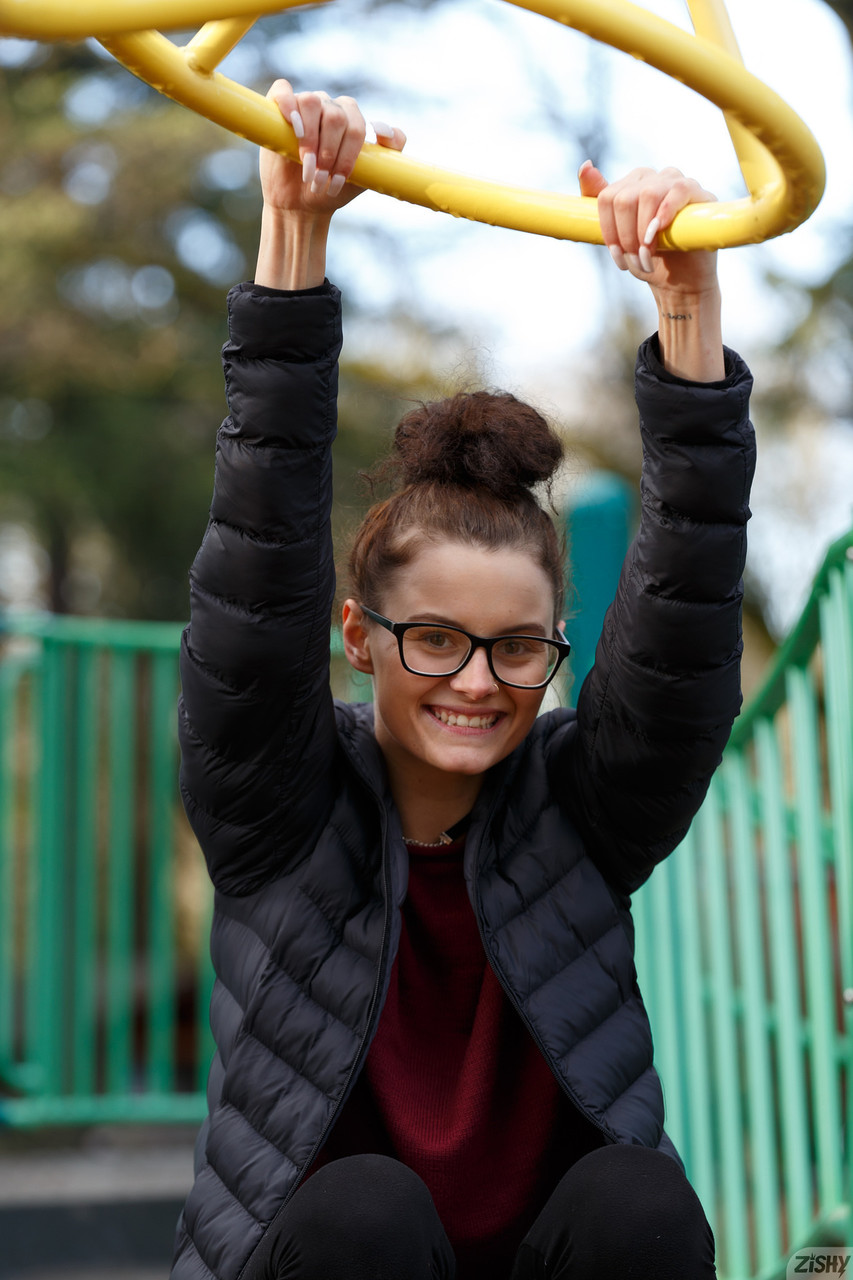 Stella Barry: Amateur Nerdy Mostrando Tetas Y Culo Naturales En El Bosque