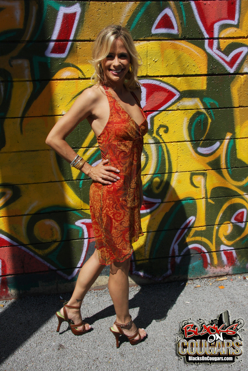 ペイトン・リー：熟した女神が二本の巨大な黒いチンポを受け入れる