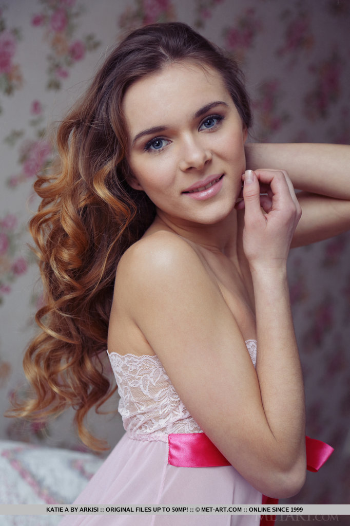 مراهقة حافية القدمين كيتي أ تفتح على نطاق واسع لاظهار كس أملس