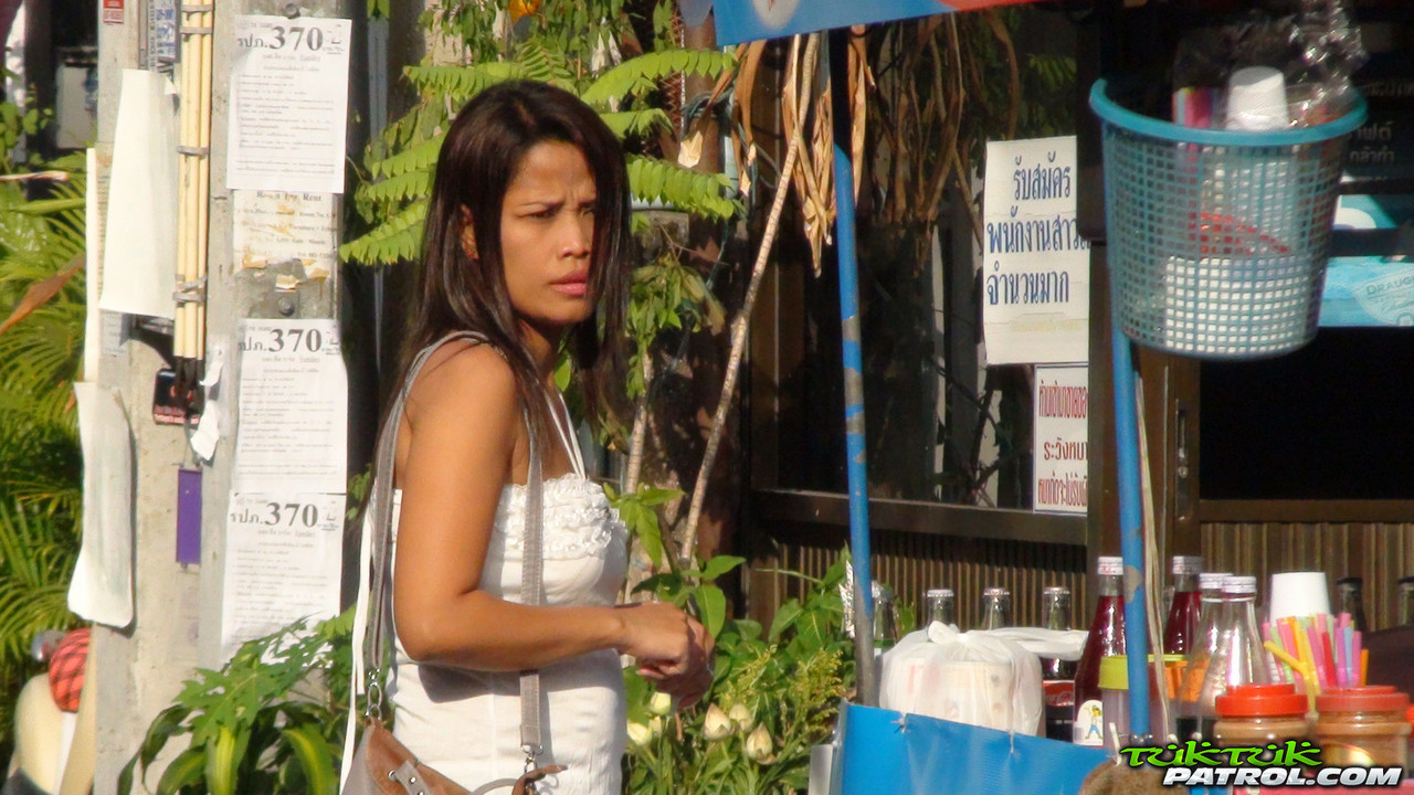 Easy Be Asian Nympho Gets Shaved Vagina Banged on Bed