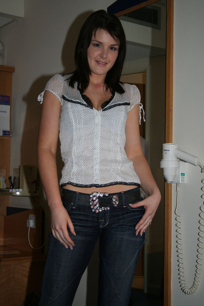 إيل بروك تحصل على اختراق قاسٍ لمهبلها المقصوص