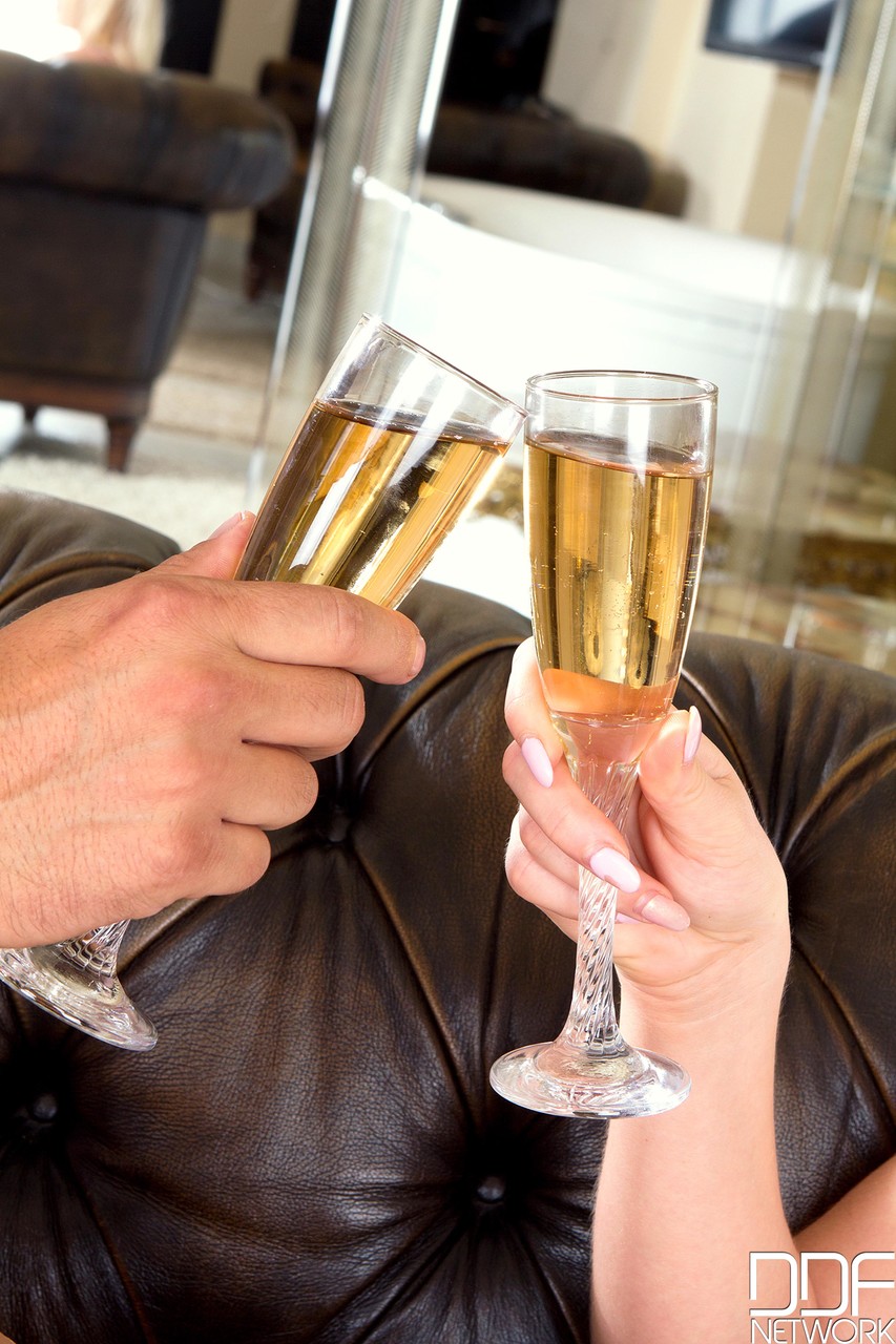 Vicktoria Redd：捷克金发熟女被干穴与丝袜脚