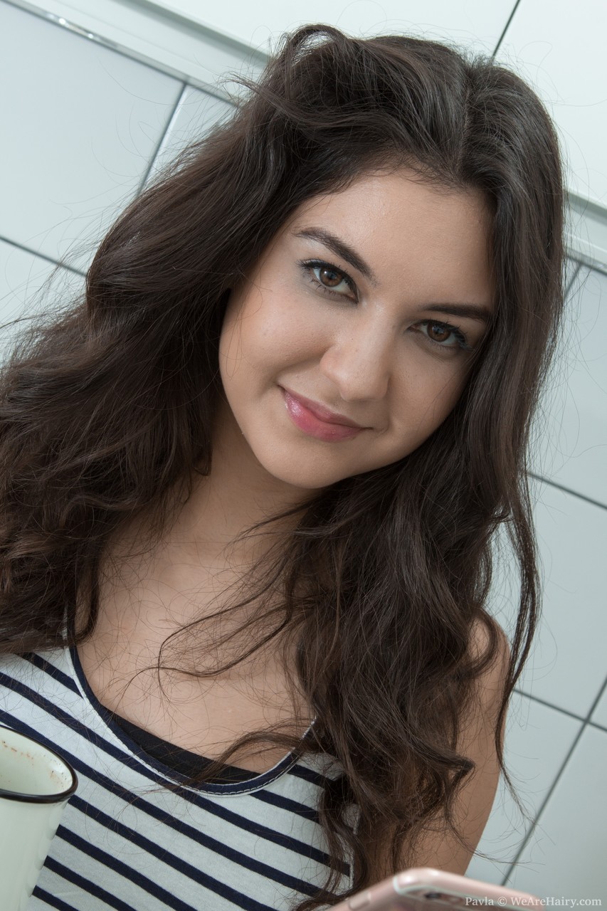 بافلا المشعرة تدهن بالزيت وتفتح فرج ثعلبتها الشابة