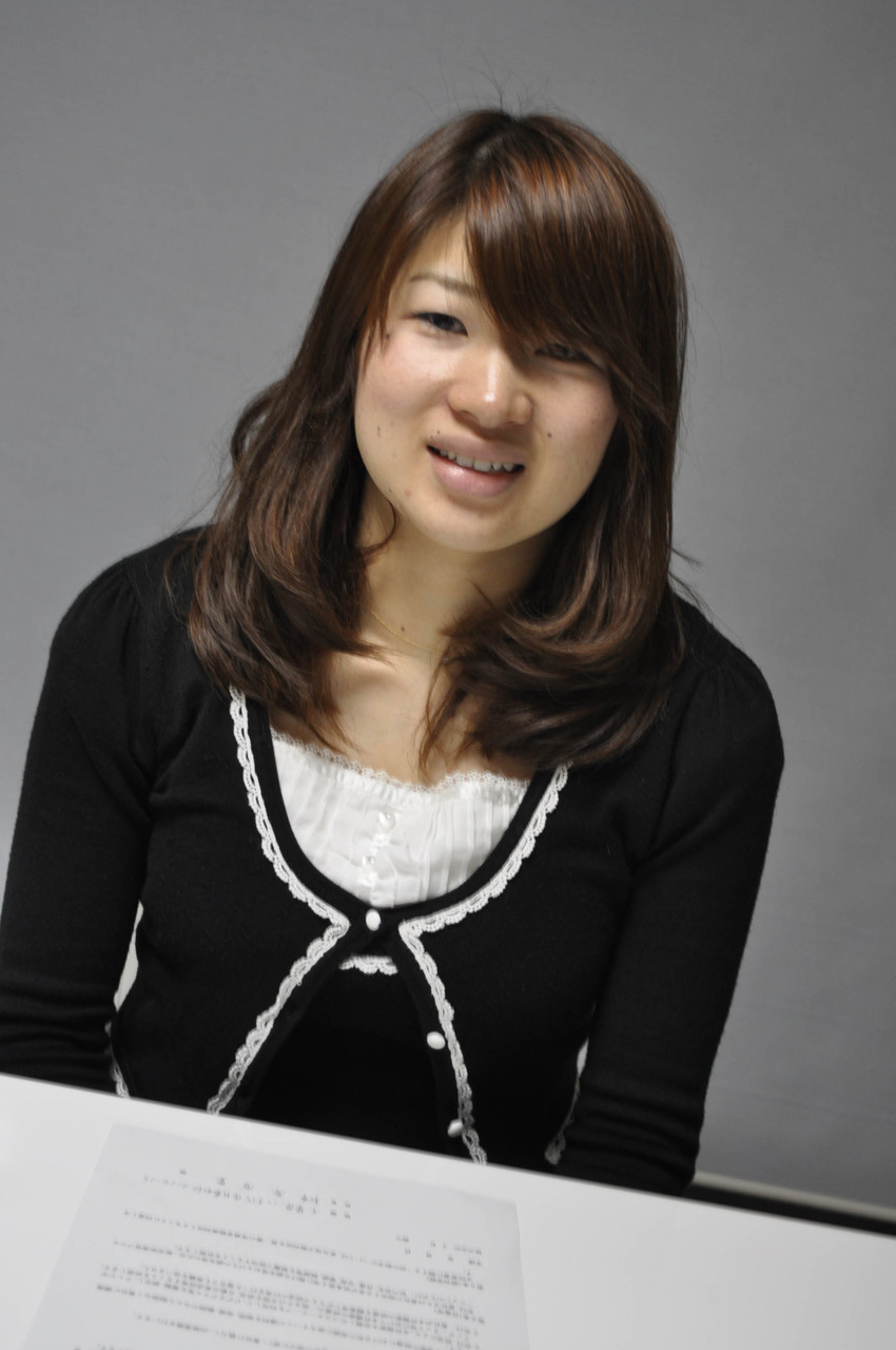 जापानी मिल्फ शेव्ड योनि फैलाती है फिर स्पिट-रोस्टेड हो जाती है