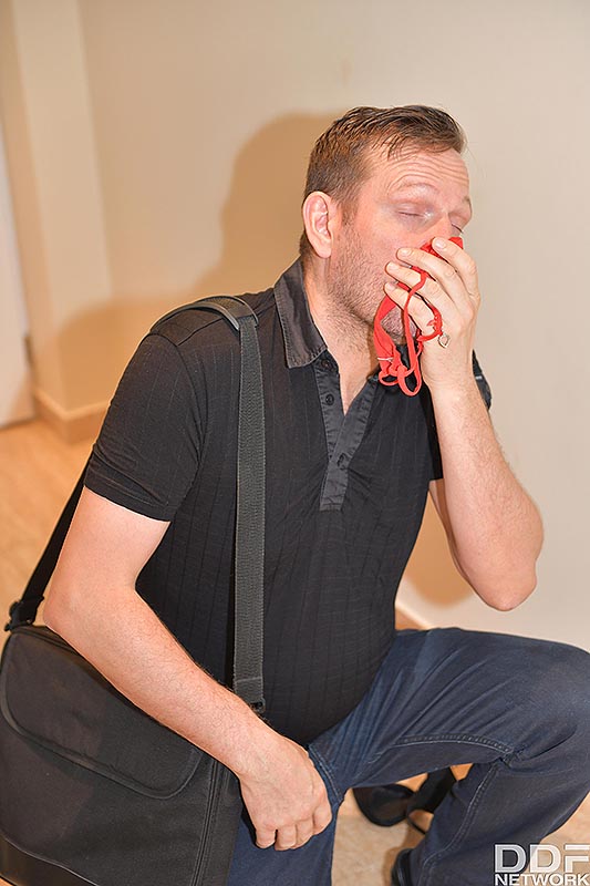 丰满金发Kitana诱惑被绑在手腕处边被后入