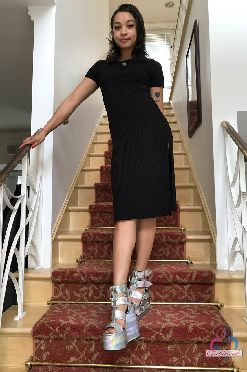 आइरिस आइवी एक सोलो शौकिया प्रेमिका शो में अपने लंबे पैर और छेद प्रकट करती है