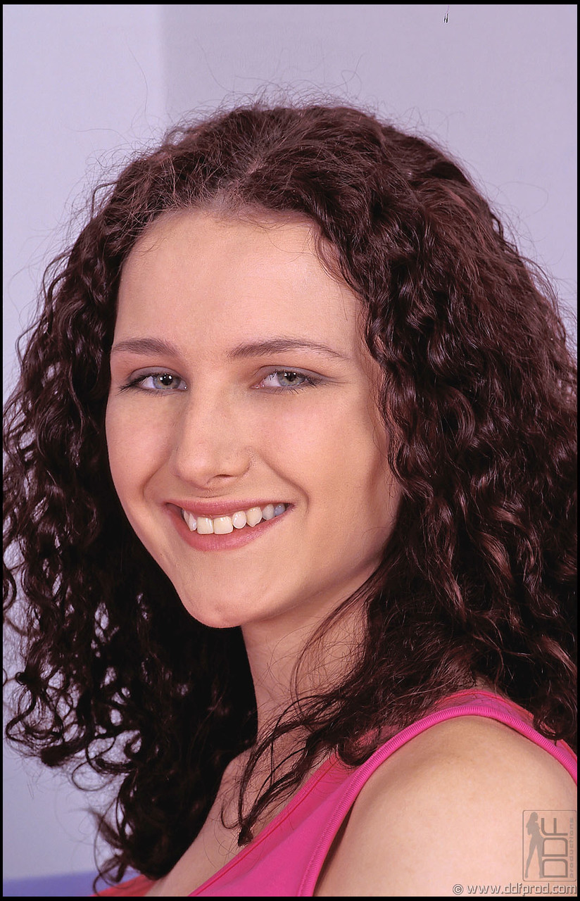 カーリーヘアのアメリカ人ティーン安迪Dが四つん這いで大きなお尻を指で弄る