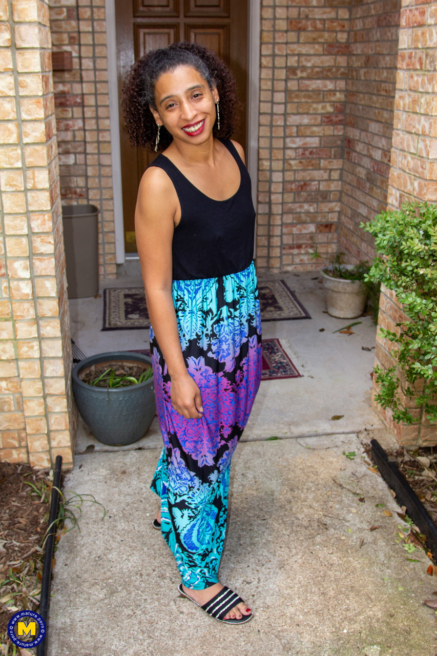 الإبهرة السمراء الناضجة الإلهية تعرض مؤخرة رائعة وأدوات مهبل كثيف