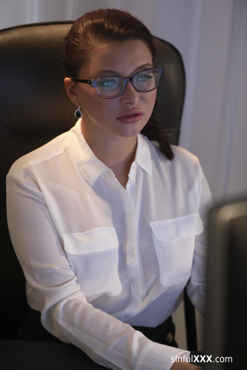 ロシアの秘書アンナ・ポリーナが剃毛されたマンコに満たされる