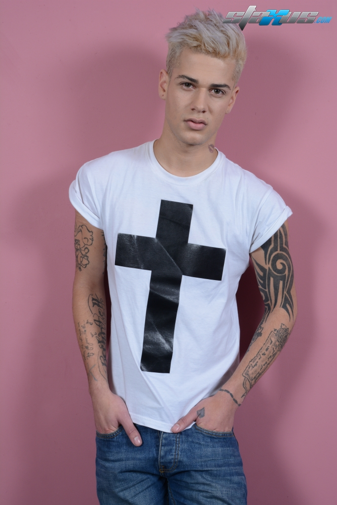 Mickey Taylor: Joven Rubio Tatuado Luce Cuerpo Caliente Y Polla Bien Dura