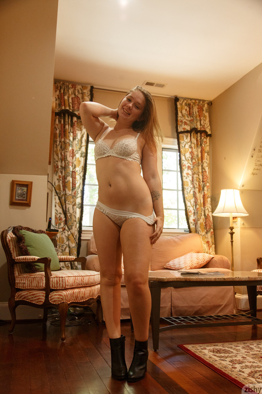 فاون ريتشفيلد: هواة كشف مؤخرة كبيرة في أوضاع عارية منفردة