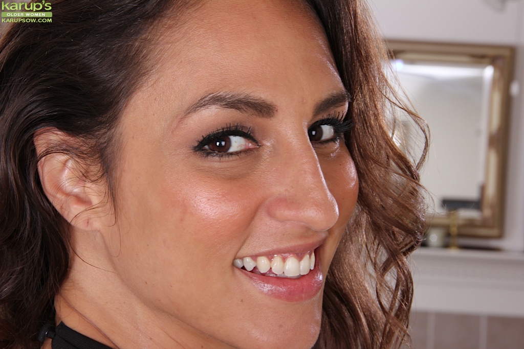 完全に自然な小さな胸の美しさのヴェロニカ・ウェッブがプスと遊ぶ