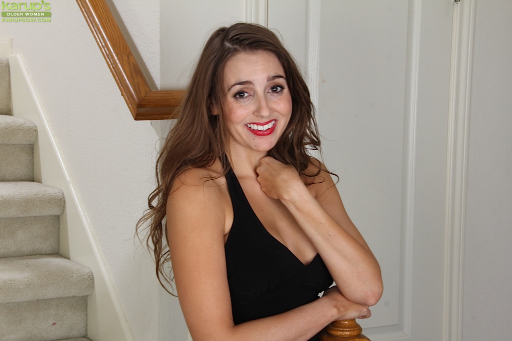 Veronica Shaw: Vollbusige Brünette Milf Präsentiert Ihre Rasierte Muschi