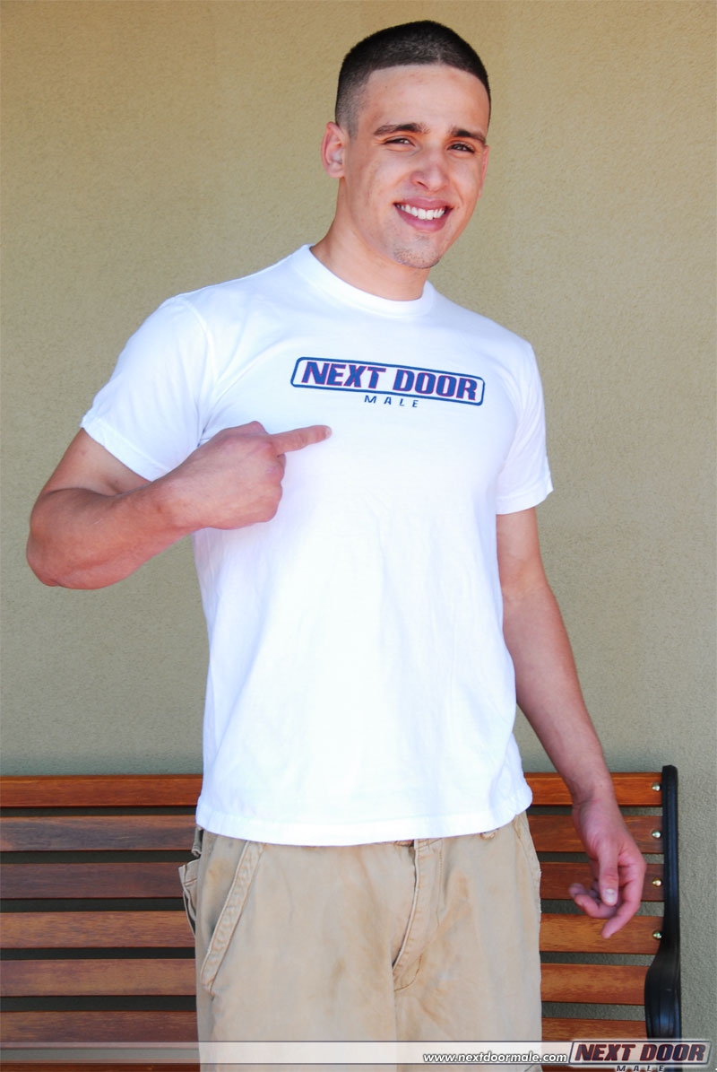 Nick Tangini: Amateur-Schwuler Hunk Mit Heißem Sixpack Zieht Sich Nackt Aus