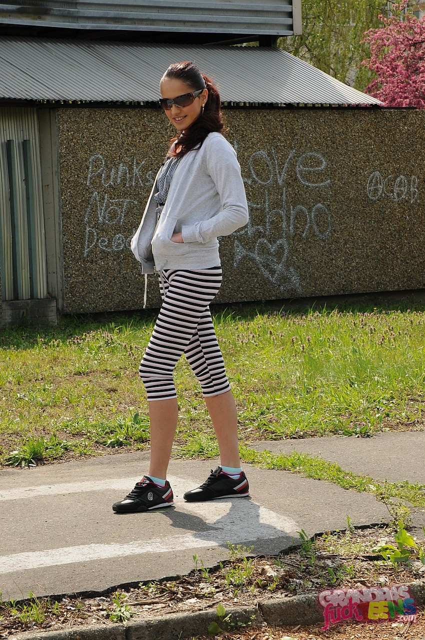 भूरे बालों वाली किशोर गेल को उसकी गांड मारी जाती है और उसका चेहरा वीर्य से नहलाया जाता है