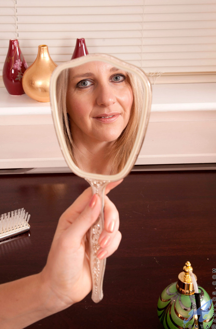 Amateur Mature Tonya Strips To Stockings And Spreads Wide While Fondling Her Tits