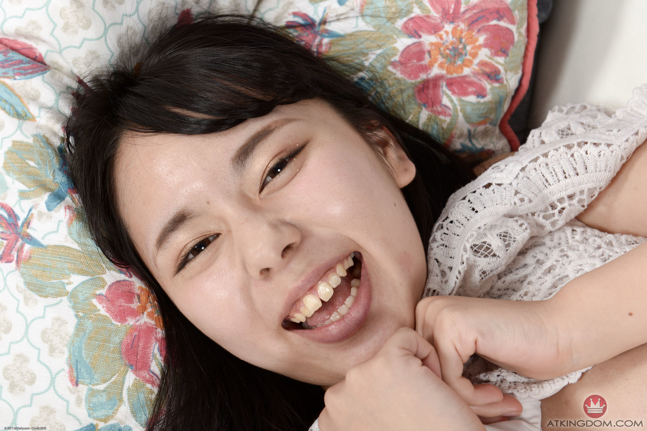 要名ゆきな：日本の美女が自らの足指を舐め、毛むくじゃらの秘部を広げる