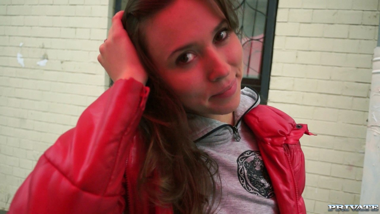 俄罗斯人 Ananta Shakti 展示小胸部并在试镜沙发上被猛干