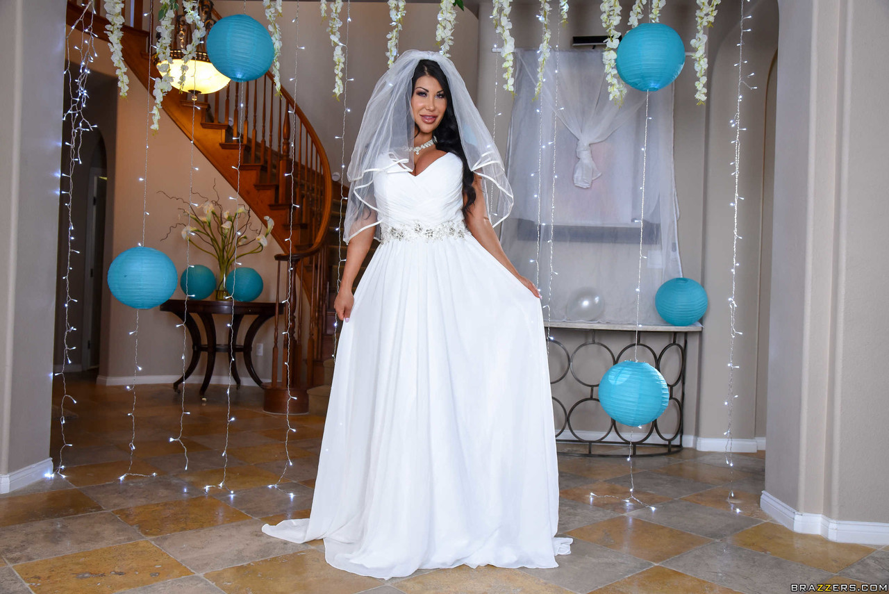 कर्वेसियस मिल्फ दुल्हन अगस्त टेलर बड़े स्तन और विशाल चूतड़ प्रकट करती है