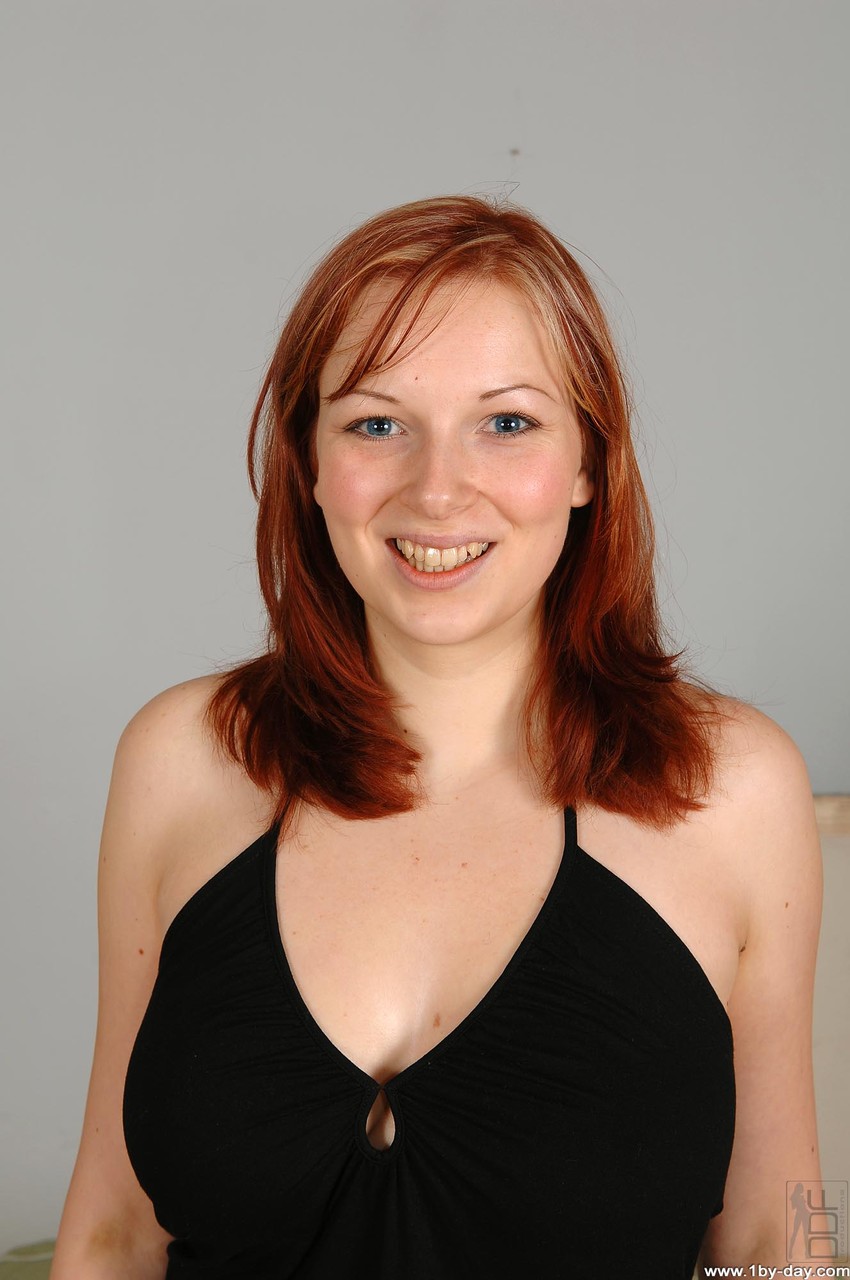 यूरोपीय सुंदरी मनमोहक बड़े स्तनों के साथ रिक्की अपनी योनि को करीब से दिखाती है