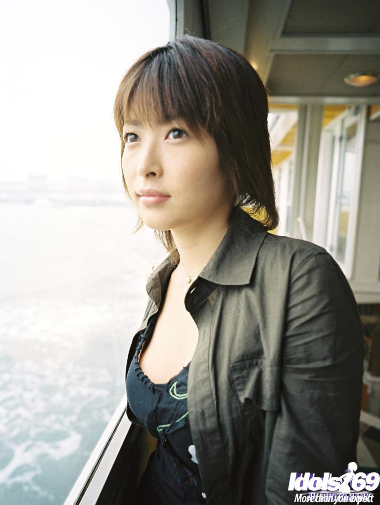 アジアの美女夏目ナナが美乳を披露