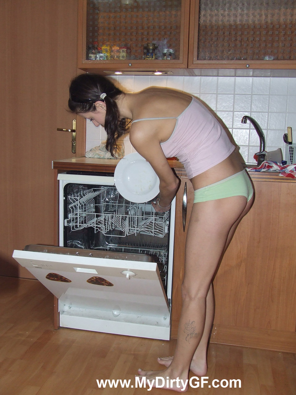 पतली छोटे स्तनों वाली गर्लफ्रेंड निकी को बॉयफ्रेंड ने पीछे से चोदा