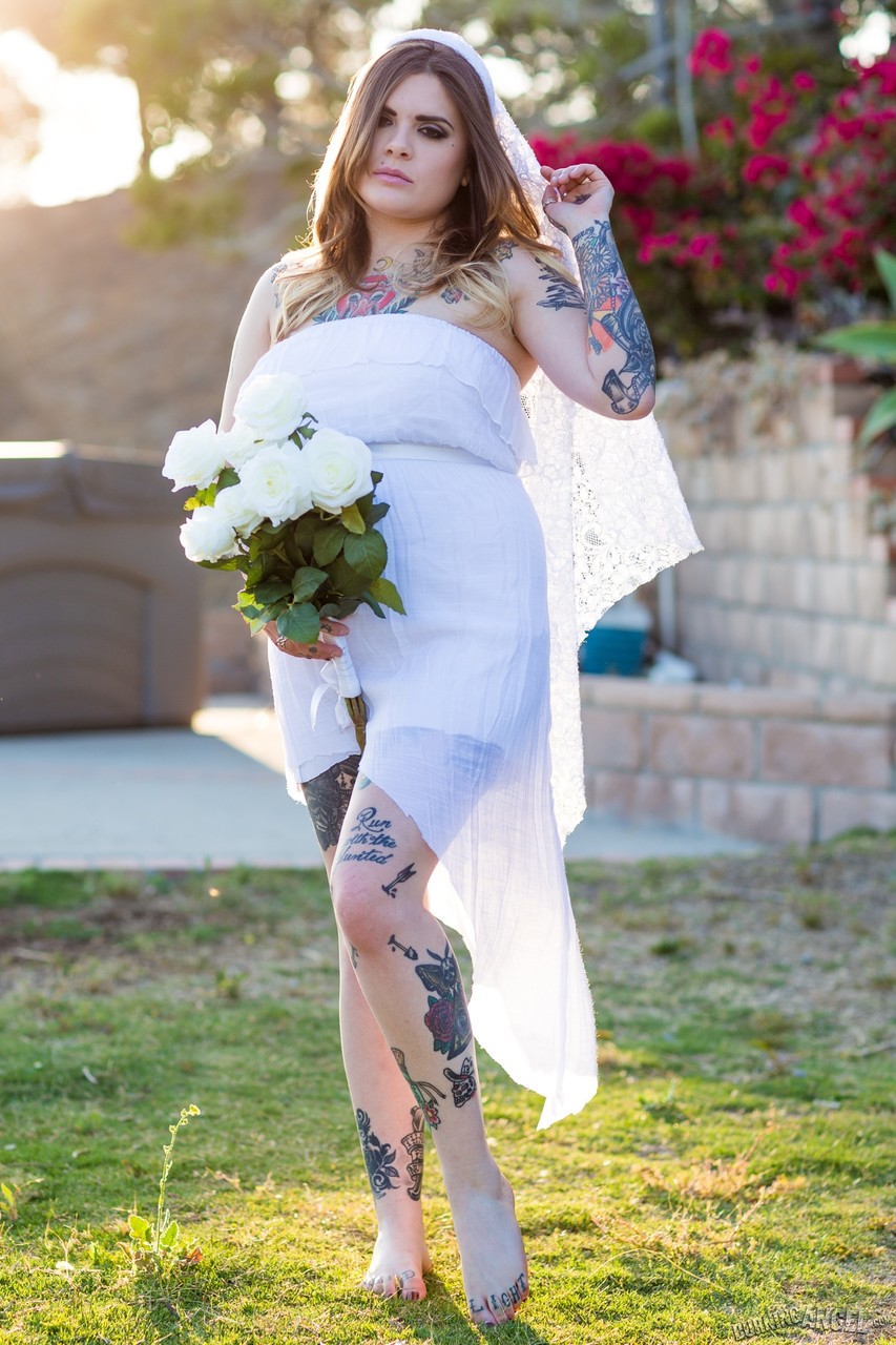 全身纹身的Farrah Paws户外脱衣炫耀纹身与大胸