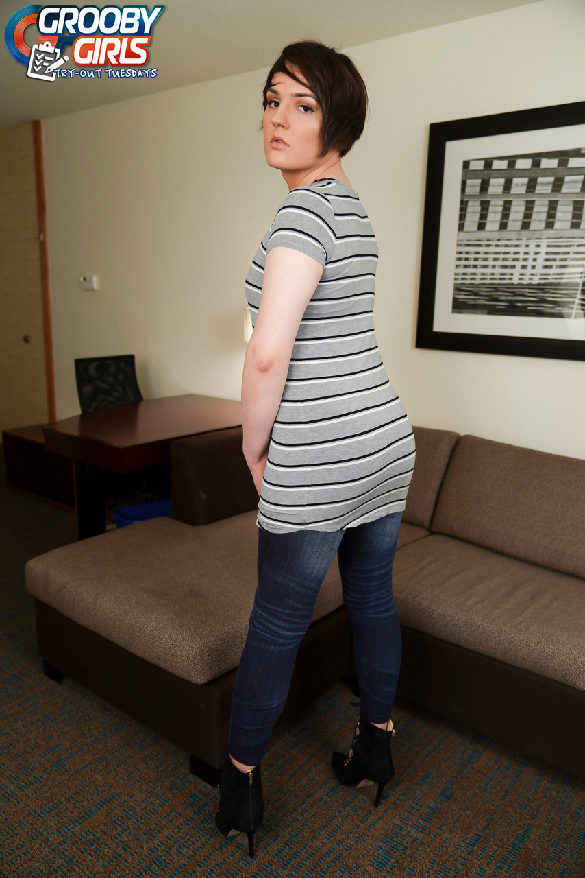 गोल-मटोल ट्रांस जेमी रॉयले बड़ी चूतड़ और छोटी लिंग दिखाते हैं