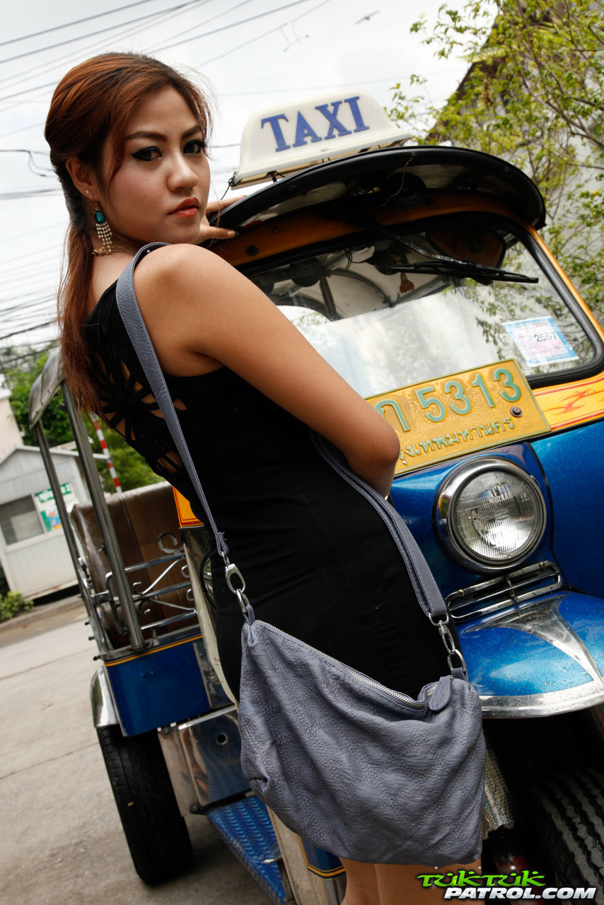 Beleza Asiática Lita Sopra Um Grande Pênis Branco E O Toma Em Uma Boceta Peluda