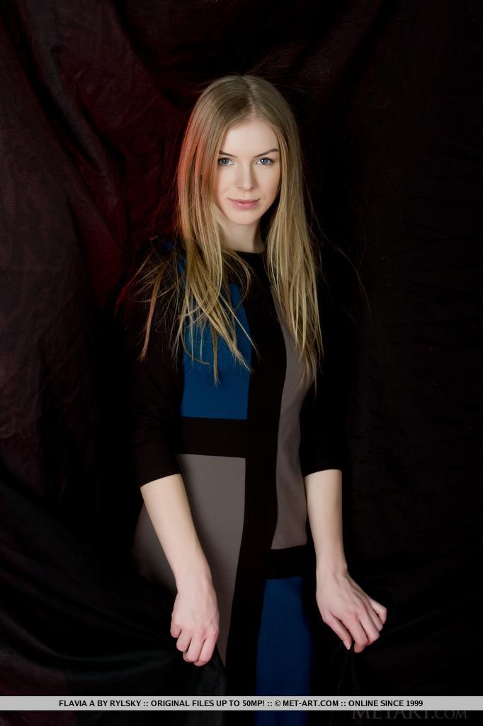 フレヴィアAが裸足で足を開いて熱い剃ったマンコのクローズアップを見せる