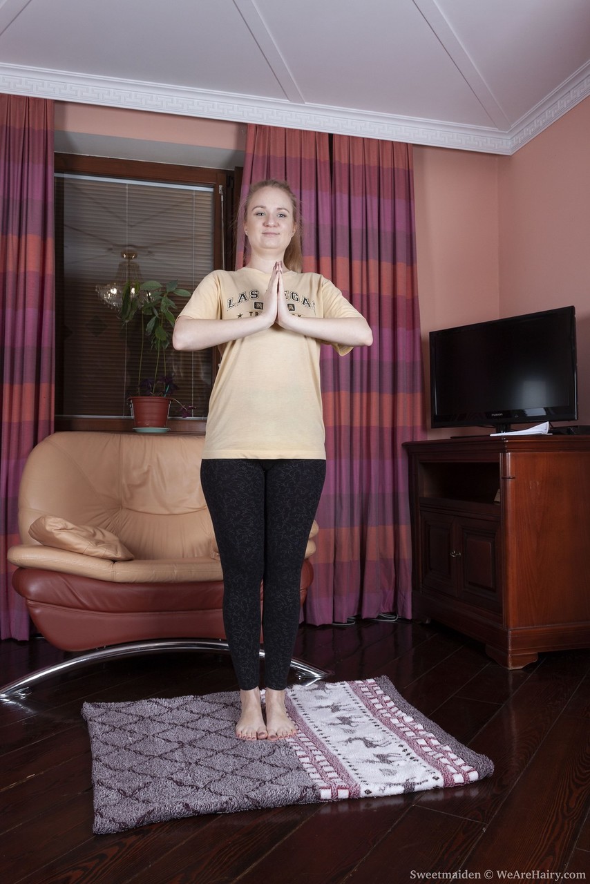 Amateur Sweetmaiden Tamassu Khadhayha Alsha Ar Alzaroob Qabl Mash Alhazor