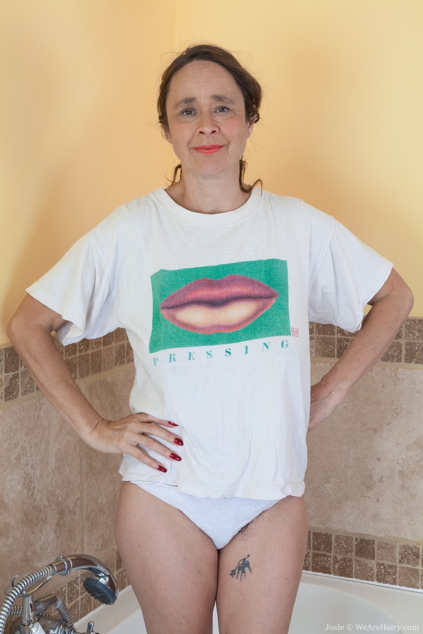 成熟女人露出大奶子和自然的阴道