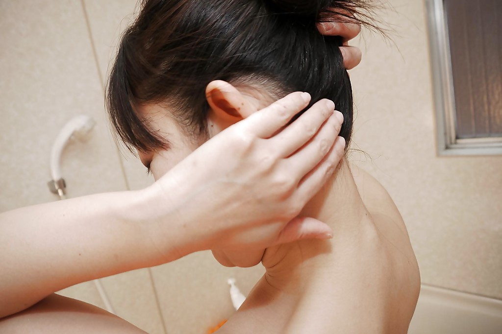 Sensual Asiática Milf Ayane Ikeuchi Toma Banho Com Buço Peludo E Traseiro