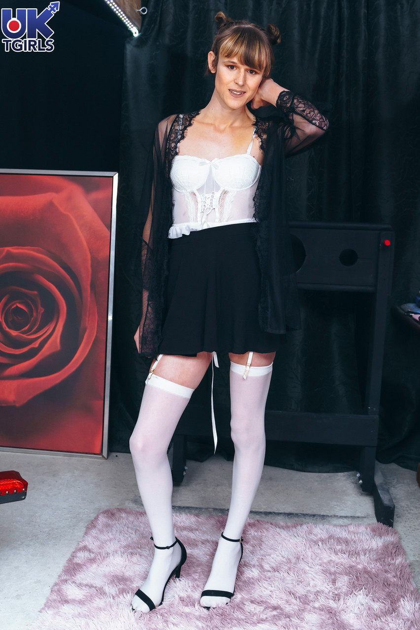 المتحولة الجنسية شلوى لوكس بلون أبيض