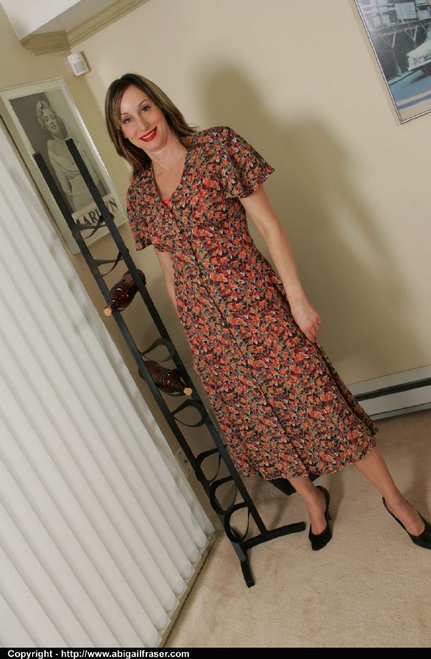 Abigail Fraser 饥渴熟女脱衣大秀巨型假阳具