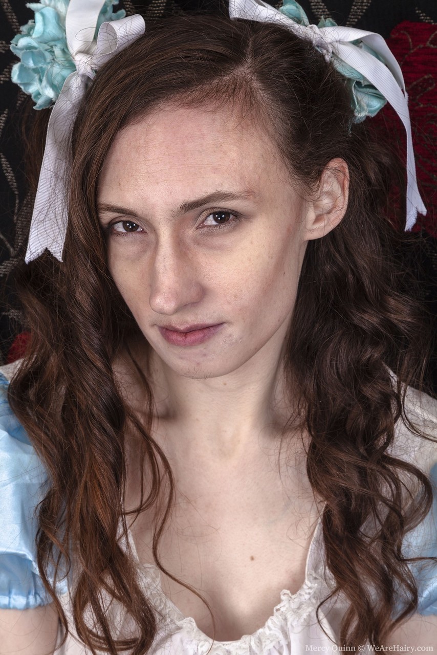 Dünne Amateurin Mercy Quinn Zeigt Unrasierten Körper