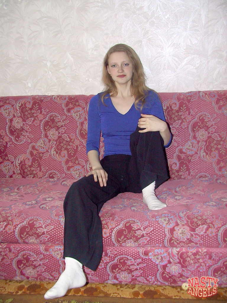 لوسيا تخلع ملابسها وتلمس كسها المقصوص