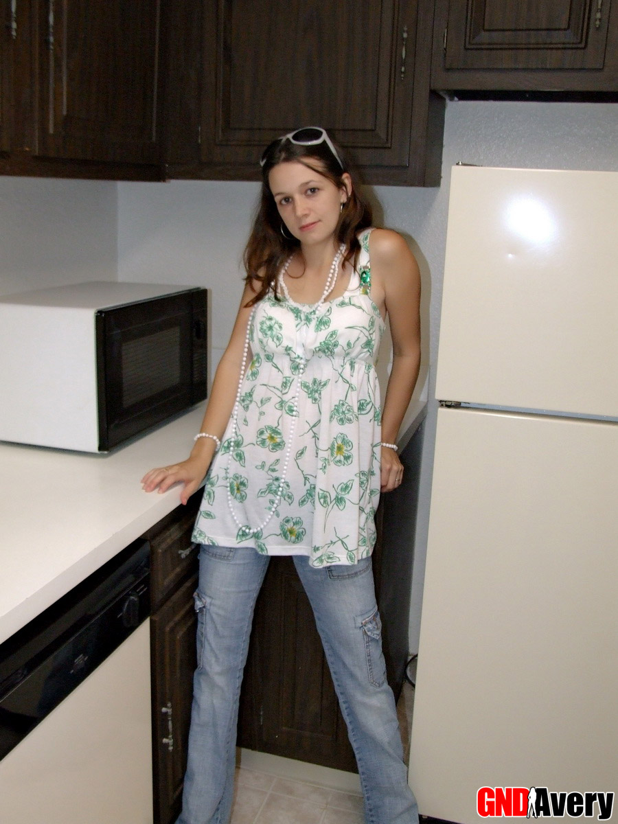 高加索少女在脱衣后触摸自己的阴道