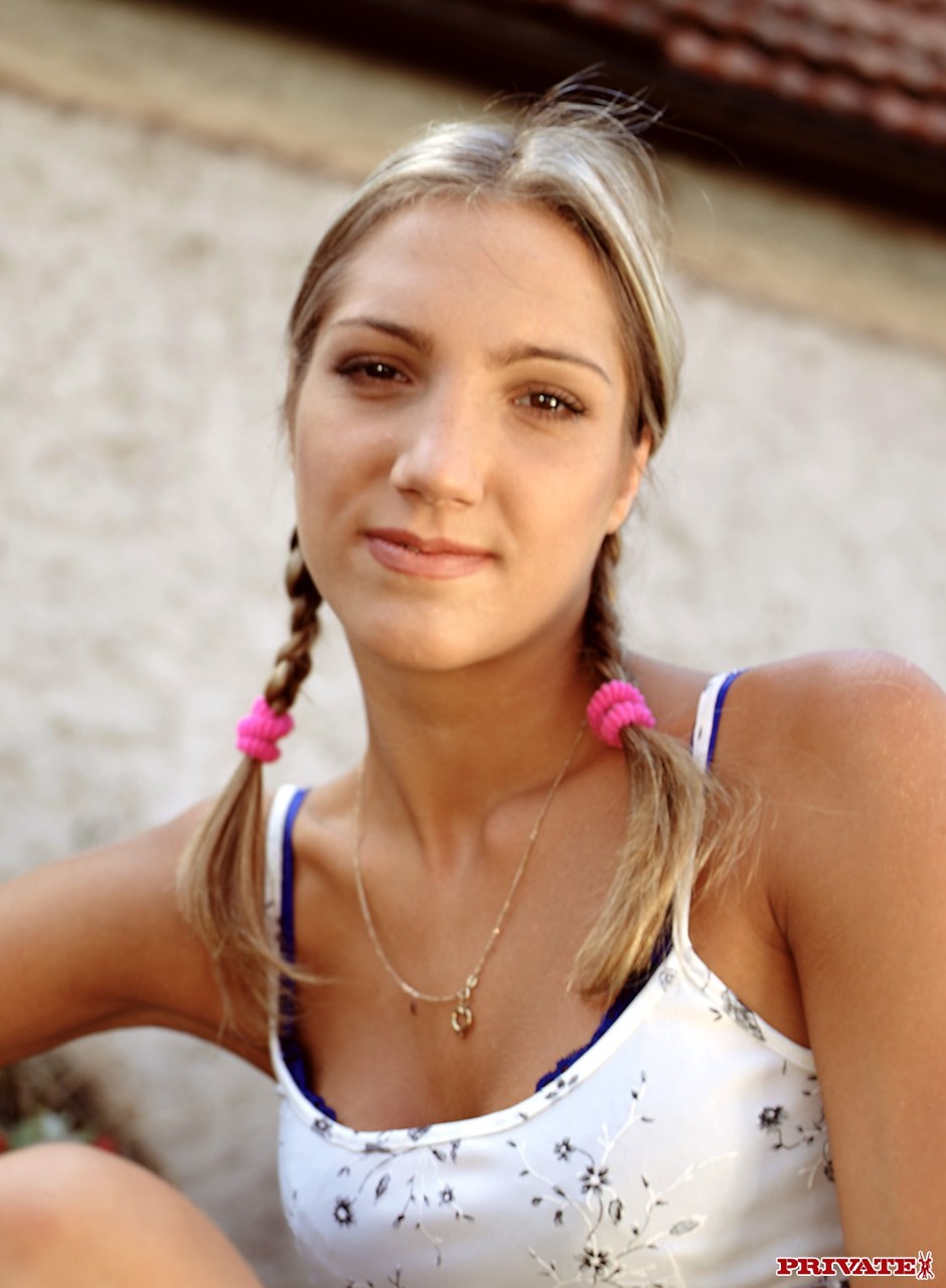 केटी हार्ट: यूरोपीय टीन ब्लोंड ब्लोजॉब डीपी थ्रीसम से पहले